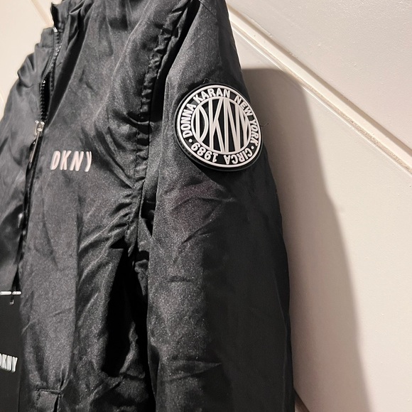 DKNY LOGO LIGHTWEIGHT PUFFER JACKER ❤️IN STORES❤️ - Picture 3 of 3